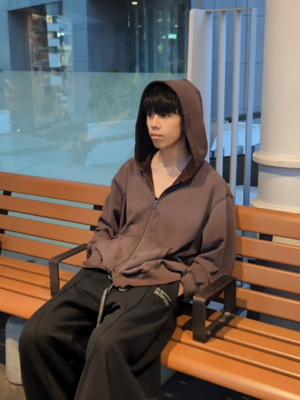 ブラウン系のパーカー、ブラック系のスウェットパンツを着用したメンズの秋コーディネートの2枚目の写真