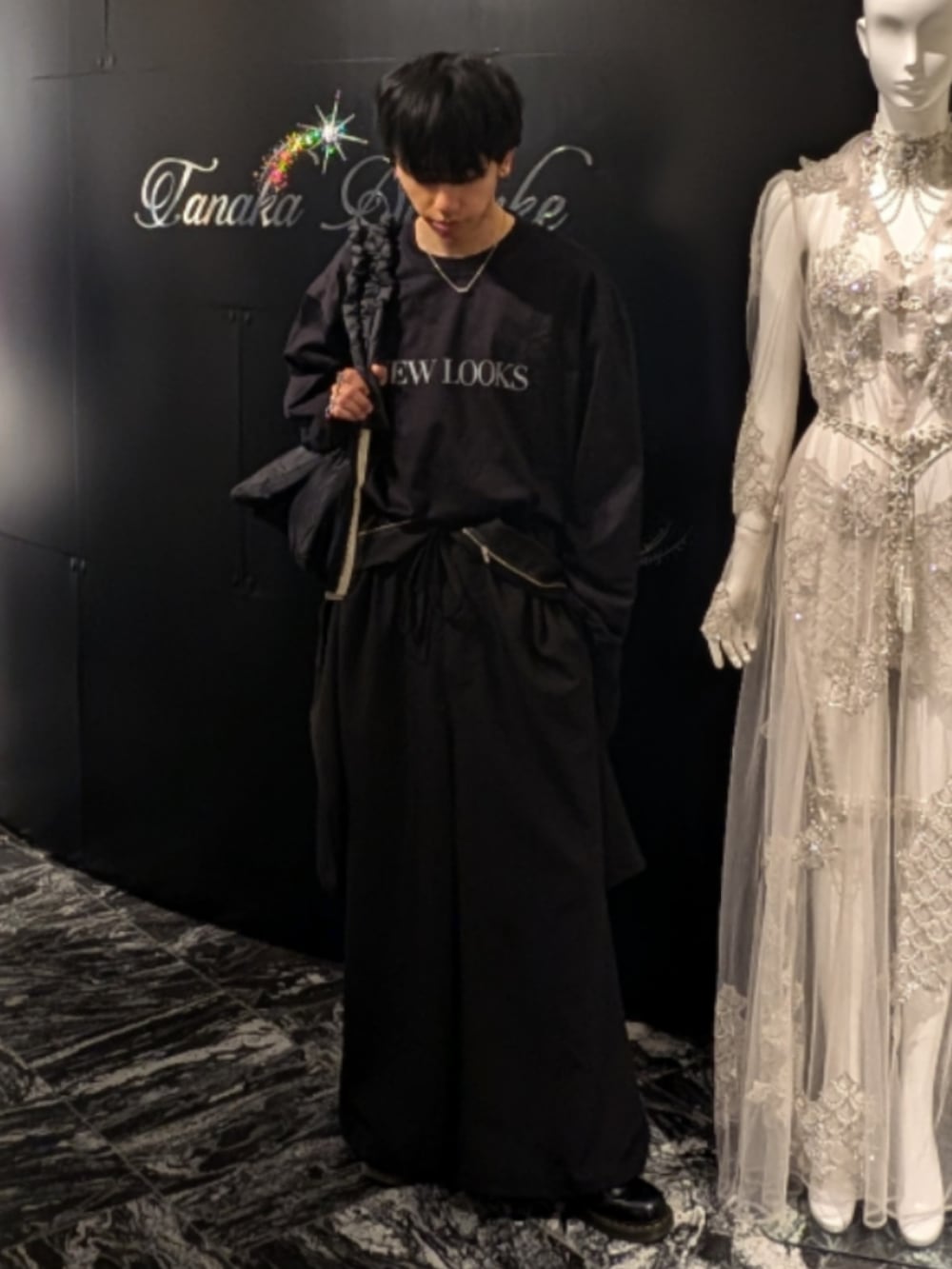 ブラック系のその他パンツ、ブラック系のショルダーバッグ、ブラック系のブーツを着用したメンズの春コーディネートの2枚目の写真