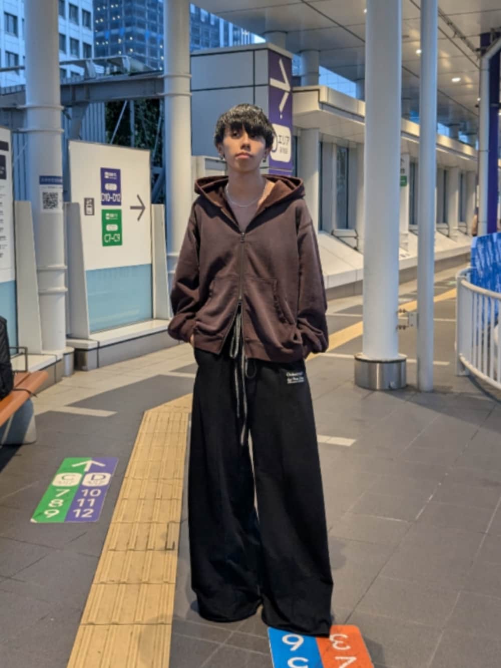 ブラウン系のパーカー、ブラック系のスウェットパンツを着用したメンズの秋コーディネートの3枚目の写真