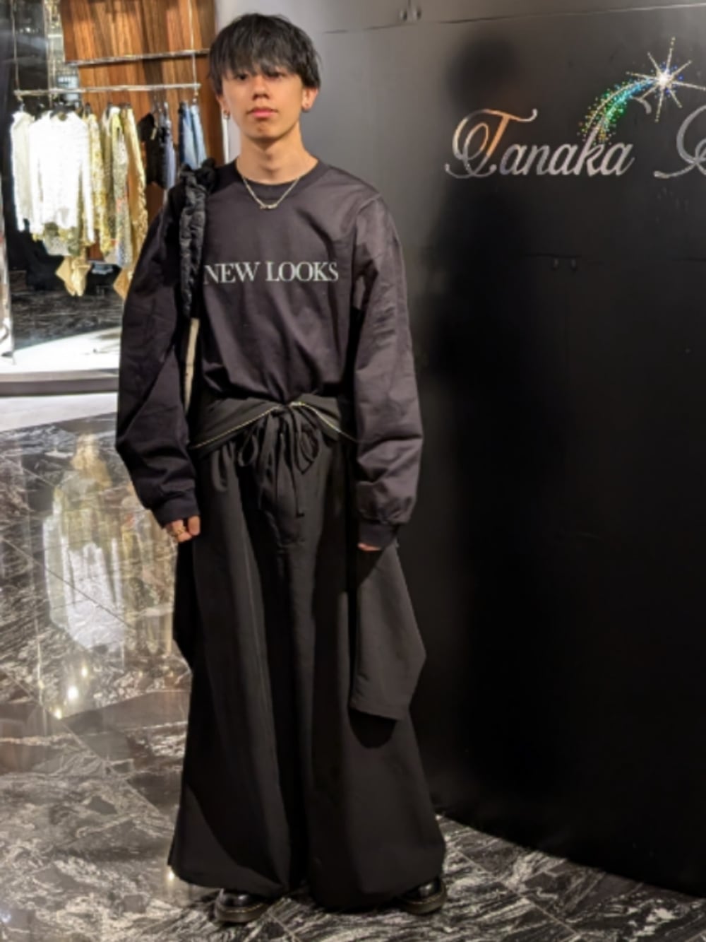 ブラック系のその他パンツ、ブラック系のショルダーバッグ、ブラック系のブーツを着用したメンズの春コーディネートの3枚目の写真