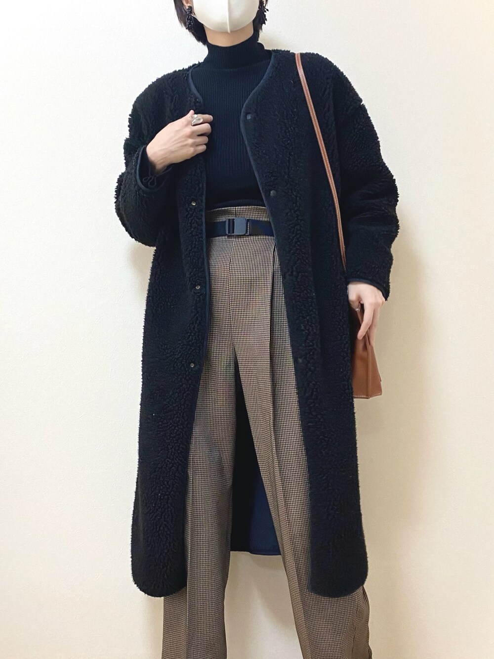 「カジュアル、シンプルコーデ、リバーシブル、チェック、チェックパンツ、3Dニット、UNIQLO、リブハイネックセーター、冬コーデ、フレア、着回しコーデ、大人カジュアル、マメクロゴウチ、ボアジャケット、タートルネック」｜「DHOLICのストラップ付チェックパンツ（その他パンツ、ブラウン系）」を使った、sayaさん（レディース・170cm）の冬コーディネートの2枚目の写真