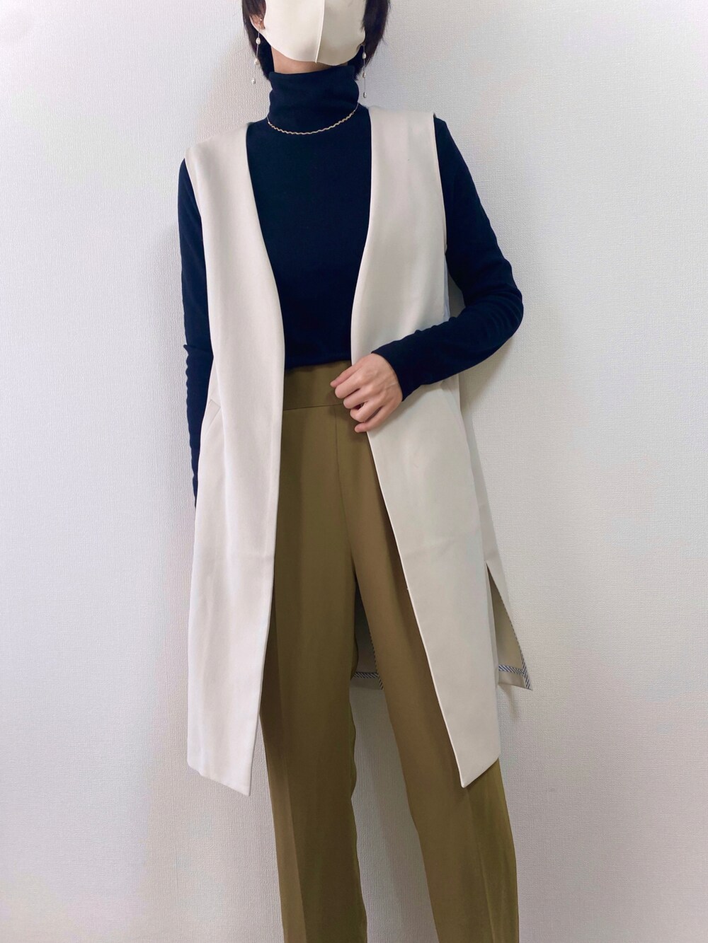 「ジレ、ロングジレ、ベスト、ロングベスト、タートルネック、UNIQLO、オフィスカジュアル、オフィススタイル、パンツスタイル、仕事コーデ、シンプル、シンプルコーデ、ベストスタイル、大人カジュアル、オトナカジュアル」｜「UNIQLOのアイテム（トップス、ブラック系）」を使った、sayaさん（レディース・170cm）の冬コーディネートの2枚目の写真