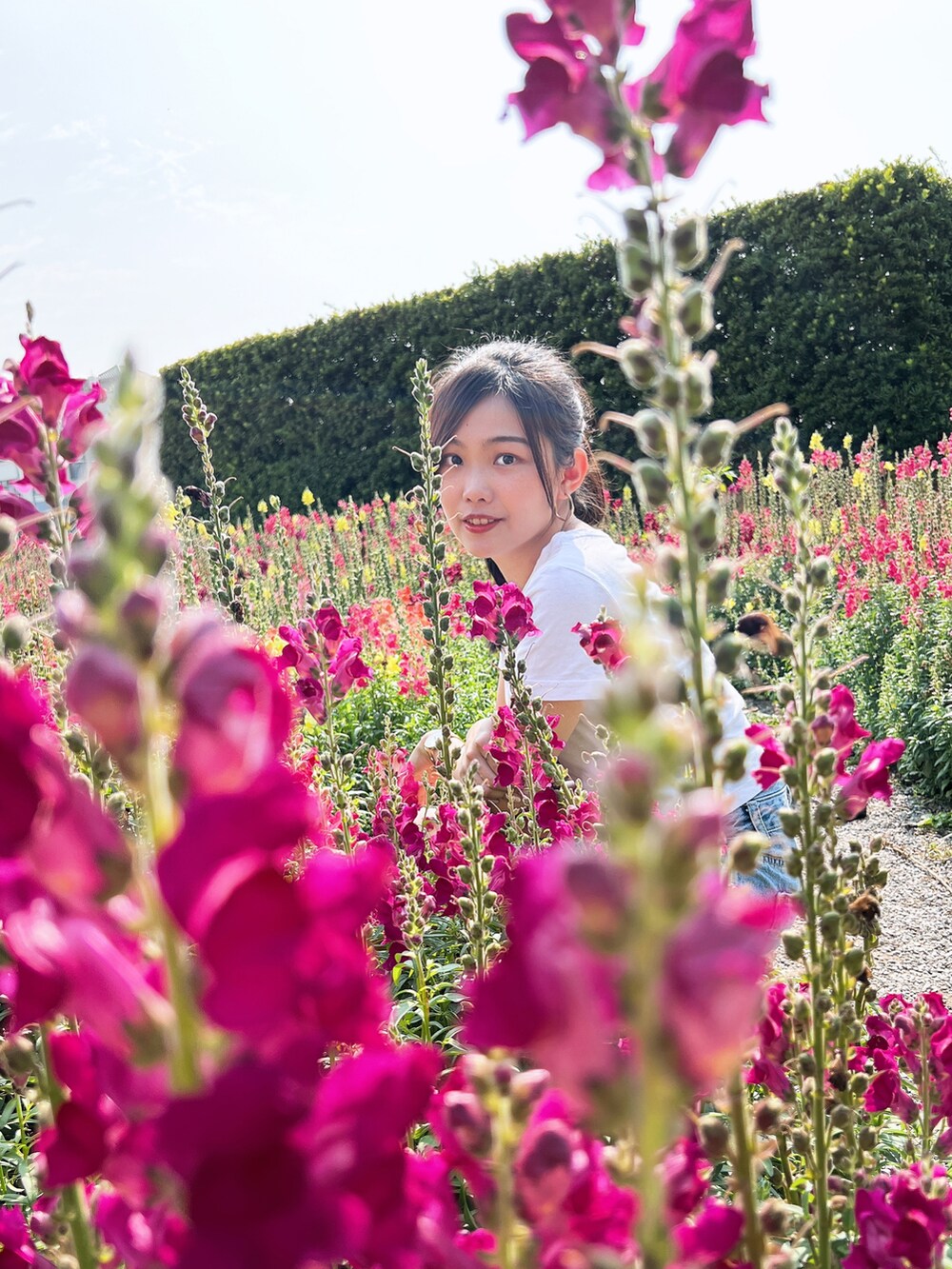 ホワイト系のTシャツ/カットソーを着用したレディースの春コーディネートの3枚目の写真