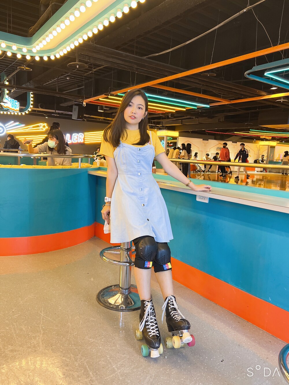 イエロー系のTシャツ/カットソーを着用したレディースの冬コーディネートの2枚目の写真