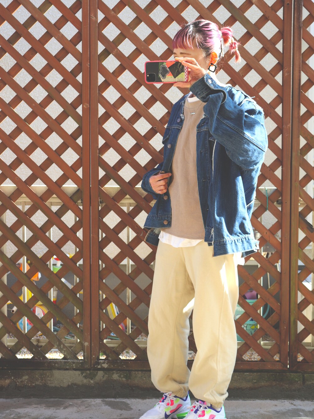 ベージュ系のスウェットパンツ、ホワイト系のスニーカー、ベージュ系のニット/セーターを着用したレディースの冬コーディネートの2枚目の写真