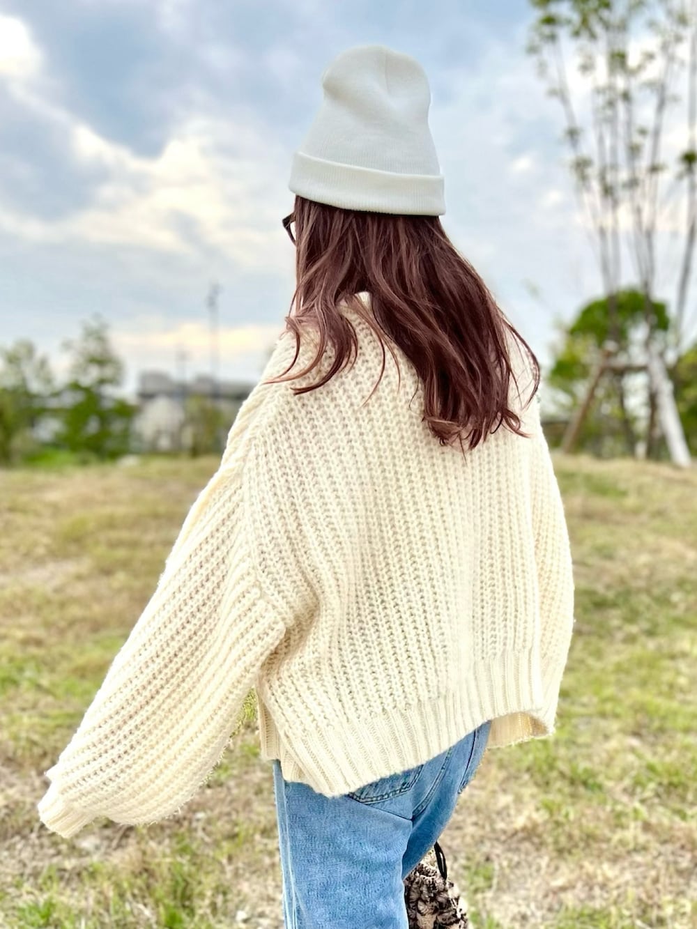 「シンプルコーデ、カジュアルコーデ、ニット、カーディガン、袖ボリューム、休日スタイル、大人かわいい、爽やかコーデ、オトナカジュアル、大人可愛い、ゆるコーデ、ニットカーディガン、select MOCA(select MOCA)、adidas originals、スニーカー」｜「select MOCA by sonのボリュームスリーブオーバーカーディガン（カーディガン/ボレロ、ホワイト系）」を使った、M★★★さん（骨格ストレート・レディース・156cm）の秋コーディネートの5枚目の写真