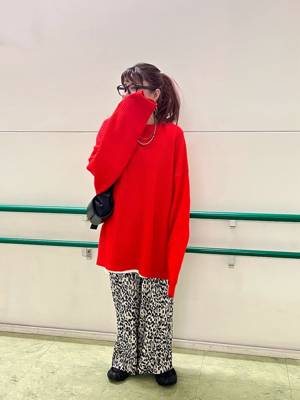 「レイヤードスタイル、秋コーデ、大人かわいい、赤、ニット、オーバーサイズ、ビッグシルエット、おでかけコーデ、休日スタイル、wee9s、reca、スニーカー、推し活、カジュアルコーデ、赤ニット」｜「wee9sのperfect silhouette super over knit / パーフェクトシルエットスーパーオーバーニット（ニット/セーター、レッド系）」を使った、M★★★さん（骨格ストレート・レディース・156cm）の秋コーディネートの3枚目の写真