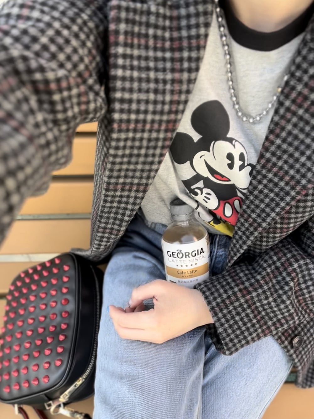 「シンプルコーデ、カジュアルコーデ、大人カジュアル、ショルダーバッグ、スタッズ、赤、ミッキー、UNIQLO、休日スタイル、デニム、春コーデ、チェック、ジャケット、ゆるコーデ、ニット帽」|「KINGS&QUEENS NEW YORKの【KINGS&QUEENS NEW YORK】SHOULDER BAG(ショルダーバッグ、ブラック系)」を使った、M★★★さん(骨格ストレート・レディース・156cm)の春コーディネートの2枚目の写真