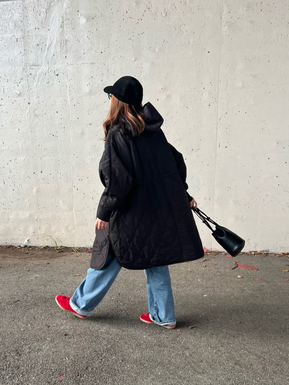 ブラック系のダウンジャケット/コート、ブルー系のデニムパンツ、ブラック系のその他を着用したレディースの冬コーディネートの5枚目の写真