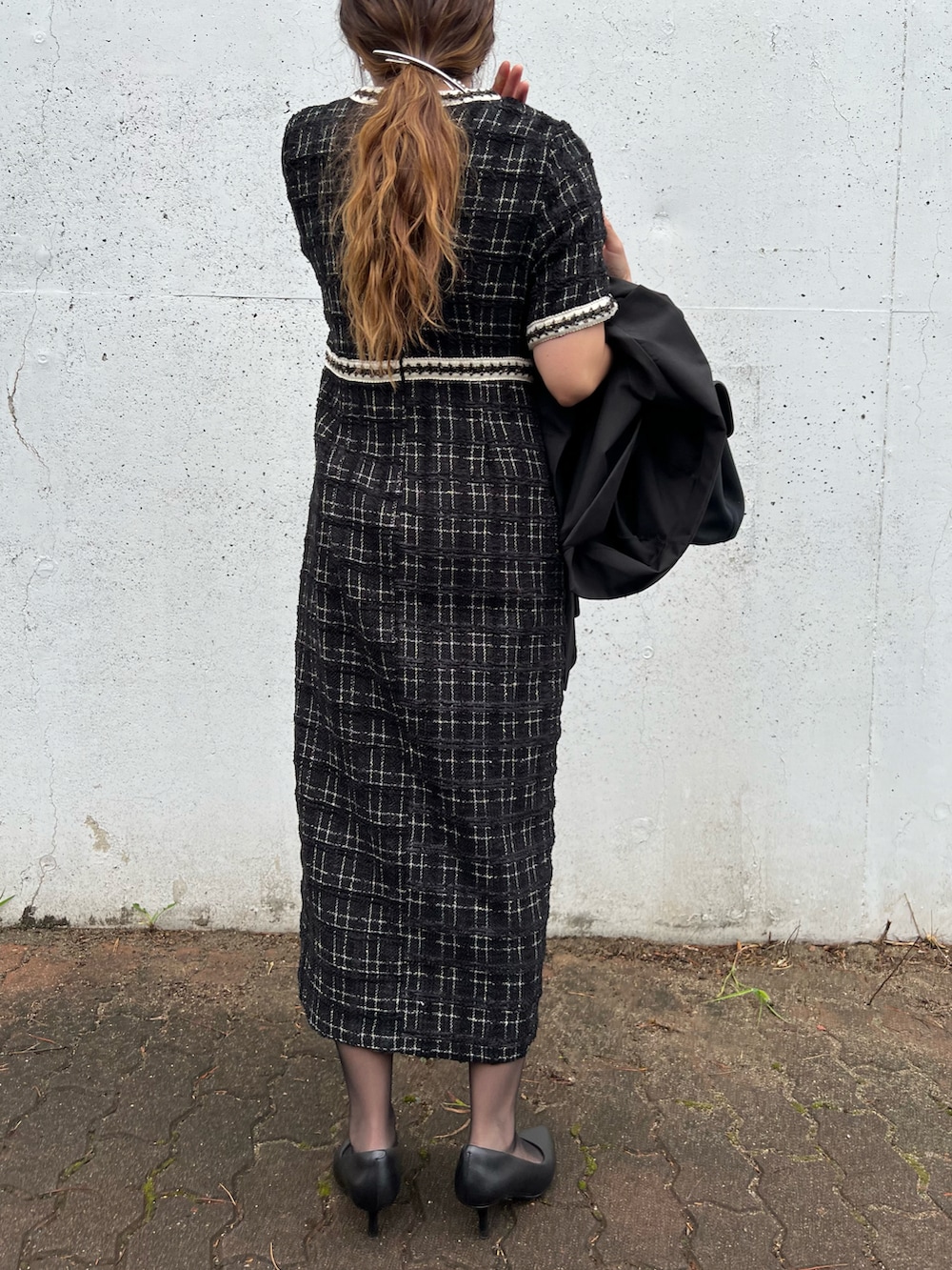 ホワイト系のドレス、ブラック系のパンプス、ブラック系のテーラードジャケットを着用したレディースの秋コーディネートの4枚目の写真