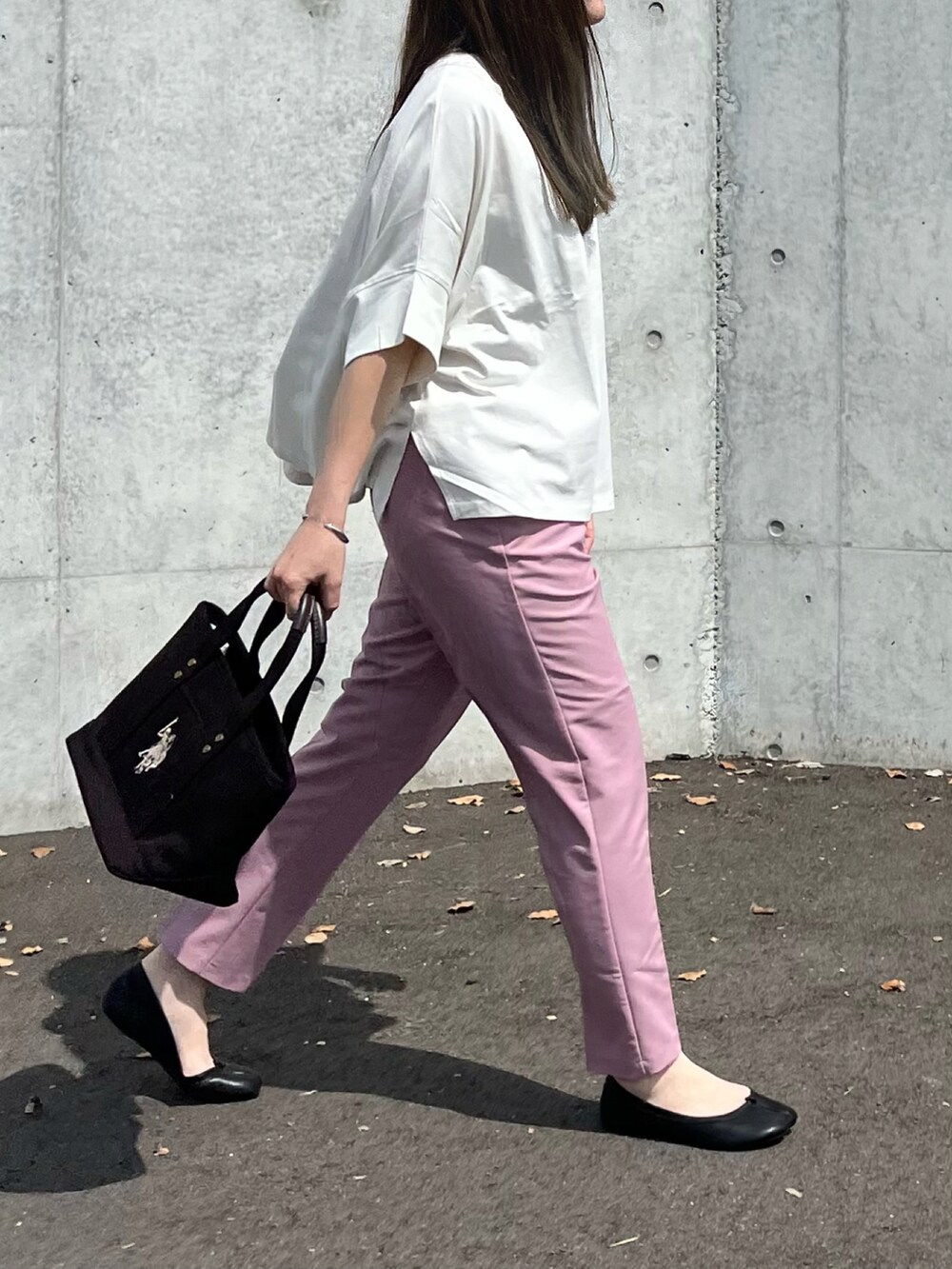 ホワイト系のTシャツ/カットソー、ブラック系のトートバッグ、ピンク系のその他パンツを着用したレディースの春コーディネートの3枚目の写真