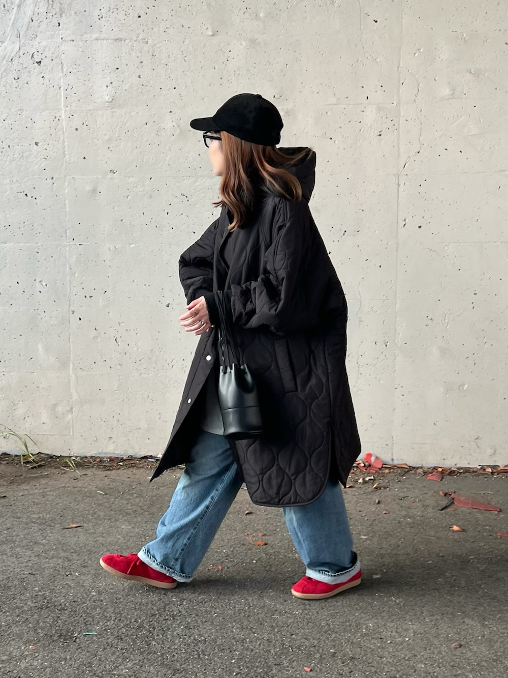 ブラック系のダウンジャケット/コート、ブルー系のデニムパンツ、ブラック系のその他を着用したレディースの冬コーディネートの2枚目の写真