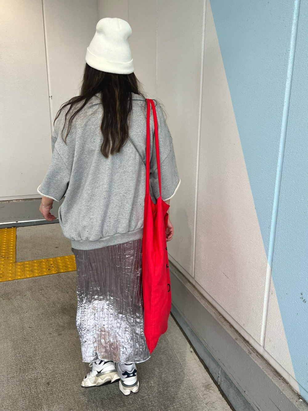 「シンプルコーデ、カジュアルコーデ、グレー、シルバー、夏コーデ、フェスコーデ、楽チンコーデ、お出かけコーデ、低身長コーデ、ワントーン、wee9s、ママコーデ、タイトスカート、スニーカーコーデ、赤」|「wee9sの"信じてるぜKUMA" half sleeve sweat tee(スウェット、グレー系)」を使った、M★★★さん(骨格ストレート・レディース・156cm)の夏コーディネートの3枚目の写真