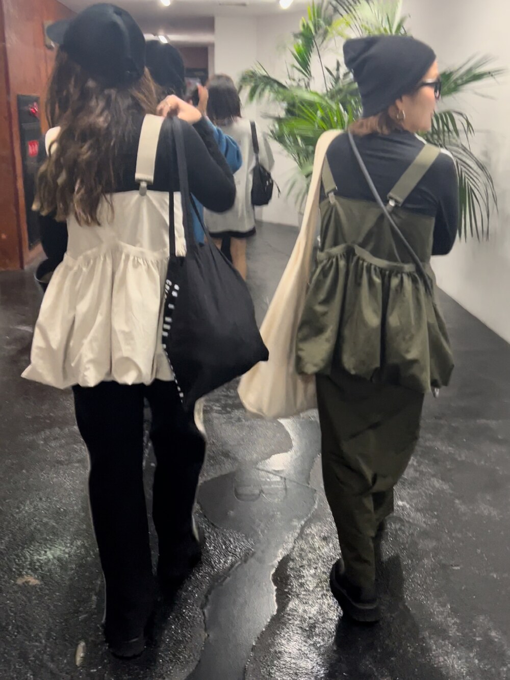 「シンプルコーデ、カジュアルコーデ、ファッションを楽しもう、スポーツミックス、モノトーン、ラインパンツ、休日スタイル、CFT.、キャップ、ビスチェ、大人可愛い、お出かけコーデ、レイヤードスタイル、ブーツ」｜「CFT.のline track PT/black（その他パンツ、ブラック系）」を使った、M★★★さん（骨格ストレート・レディース・156cm）の秋コーディネートの3枚目の写真