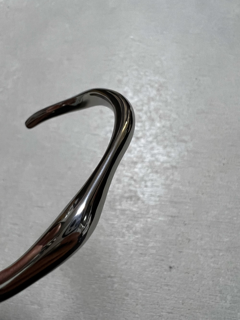 ブルー系のニット/セーター、ホワイト系のタンクトップ、ブルー系のデニムパンツを着用したレディースの秋コーディネートの4枚目の写真