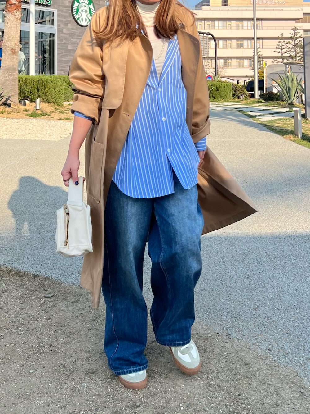 「春めき満開コーデ、ジャケット、春コーデ、休日スタイル、春カラー、大人女子、きれいめカジュアル、シンプルコーデ、ノーカラーコート、コート、ベージュ、LBC、STARTING OVER、シャツスタイル、爽やかコーデ」｜「LBCのノーカラーガンパッチゆるコート（ノーカラーコート、ベージュ系）」を使った、M★★★さん（骨格ストレート・レディース・156cm）の春コーディネートの4枚目の写真