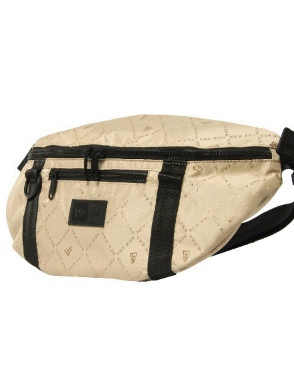 ブラック系のワンピース、ブルー系のデニムジャケット、ブラック系のスニーカーを着用したレディースの秋コーディネートの3枚目の写真