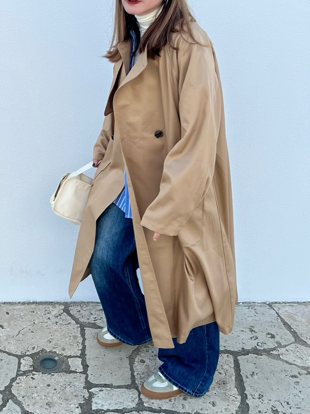 「春めき満開コーデ、ジャケット、春コーデ、休日スタイル、春カラー、大人女子、きれいめカジュアル、シンプルコーデ、ノーカラーコート、コート、ベージュ、LBC、STARTING OVER、シャツスタイル、爽やかコーデ」｜「LBCのノーカラーガンパッチゆるコート（ノーカラーコート、ベージュ系）」を使った、M★★★さん（骨格ストレート・レディース・156cm）の春コーディネートの3枚目の写真