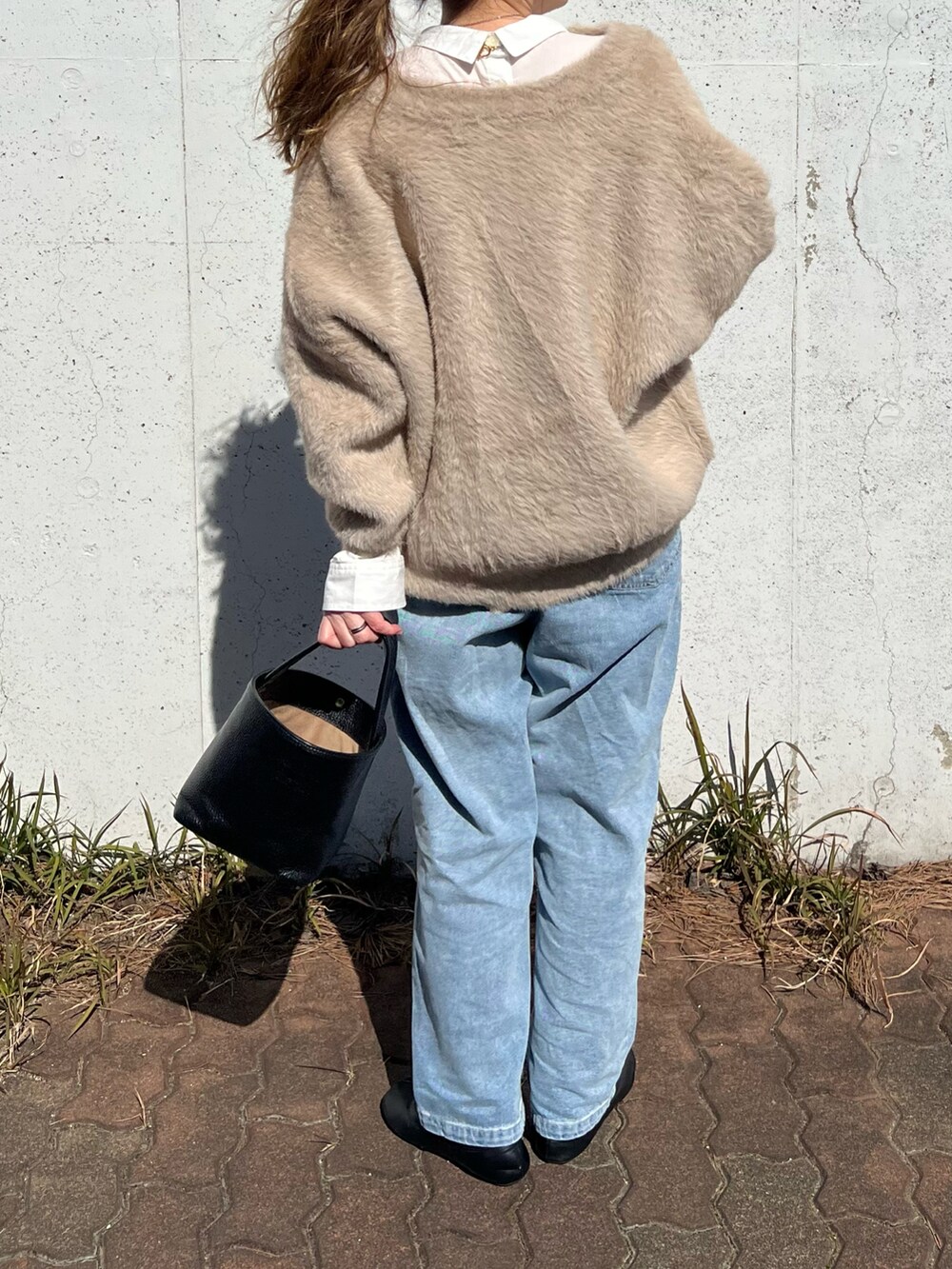 ホワイト系のシャツ/ブラウス、ベージュ系のブルゾン、シルバー系のチューブトップを着用したレディースの春コーディネートの3枚目の写真
