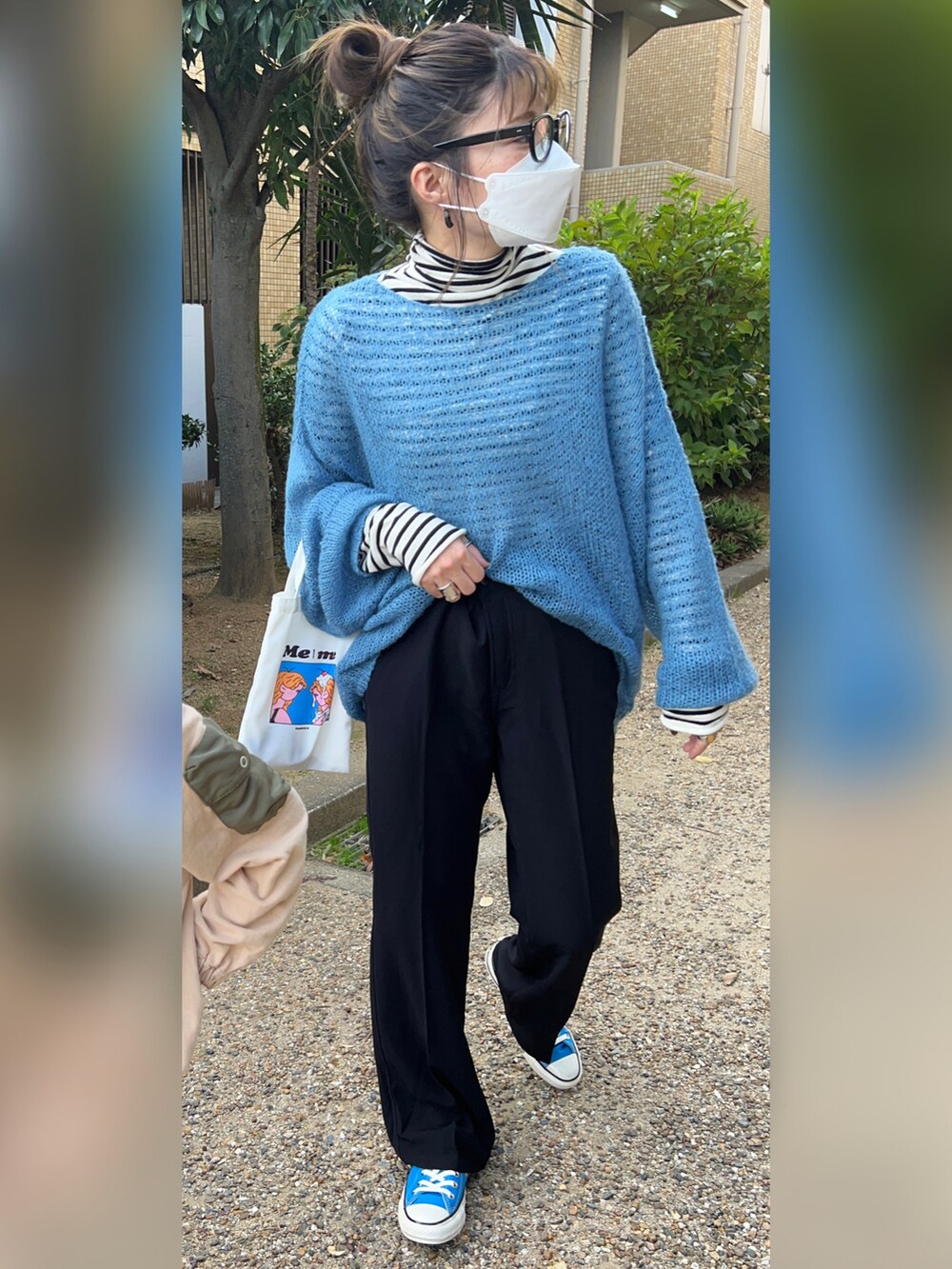 「シンプルコーデ、カジュアルコーデ、大人カジュアル、ブルー、スニーカー、ボーダー、休日コーデ、秋服コーデ、レイヤードスタイル、カラーコーデ、ママコーデ、パンツスタイル、メガネ女子、フレアパンツ、センタープレス」|「SOMETHINGのSOMETHING センタープレスハイウエストフレアトラウザーパンツ(その他パンツ、ブラック系)」を使った、M★★★さん(骨格ストレート・レディース・156cm)の秋コーディネートの3枚目の写真