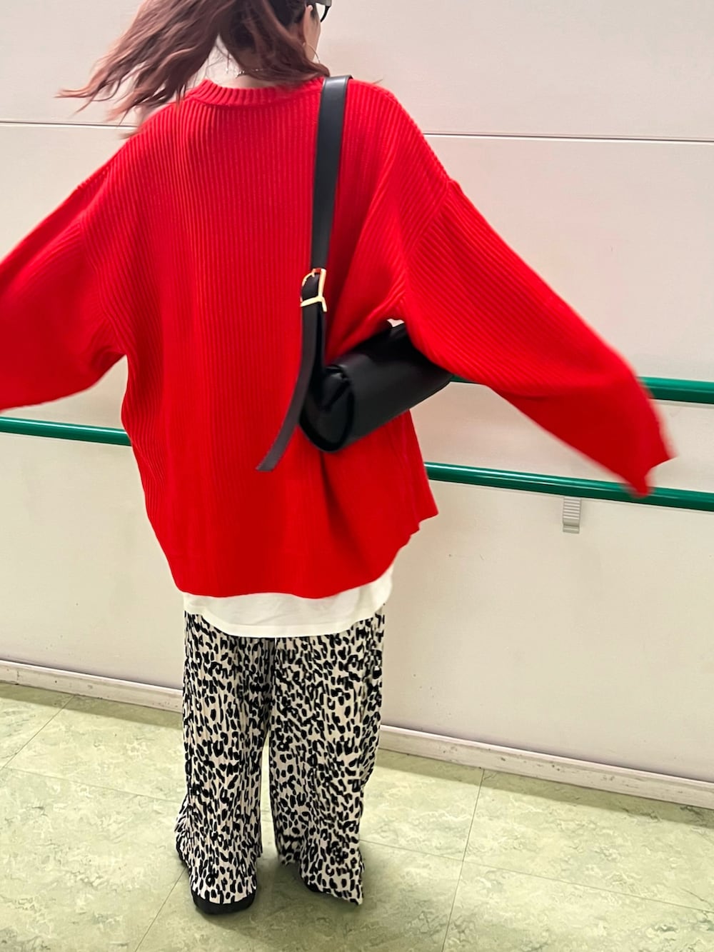 「レイヤードスタイル、秋コーデ、大人かわいい、赤、ニット、オーバーサイズ、ビッグシルエット、おでかけコーデ、休日スタイル、wee9s、reca、スニーカー、推し活、カジュアルコーデ、赤ニット」｜「wee9sのperfect silhouette super over knit / パーフェクトシルエットスーパーオーバーニット（ニット/セーター、レッド系）」を使った、M★★★さん（骨格ストレート・レディース・156cm）の秋コーディネートの5枚目の写真