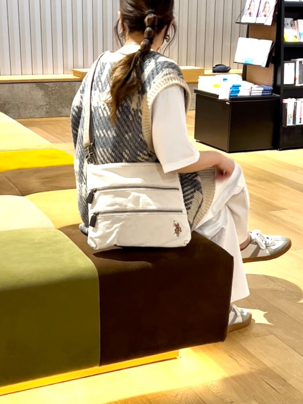 「シンプルコーデ、カジュアルコーデ、大人カジュアル、春コーデ、ベスト、ナチュラル、レトロ、ゆるコーデ、春夏コーデ、春ニット、レイヤードスタイル、休日スタイル、ショルダーバッグ、USポロ、サコッシュ」|「U.S. POLO ASSN.の【U.S. POLO ASSN.】 ユーエスポロアッスン Washed Cotton サコッシュバッグ USPA-2646(ショルダーバッグ、ホワイト系)」を使った、M★★★さん(骨格ストレート・レディース・156cm)の春コーディネートの3枚目の写真