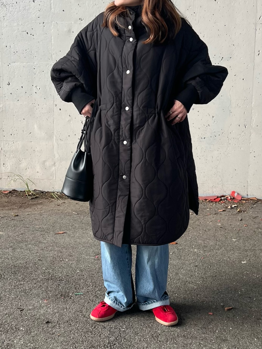 ブラック系のダウンジャケット/コート、ブルー系のデニムパンツ、ブラック系のその他を着用したレディースの冬コーディネートの3枚目の写真