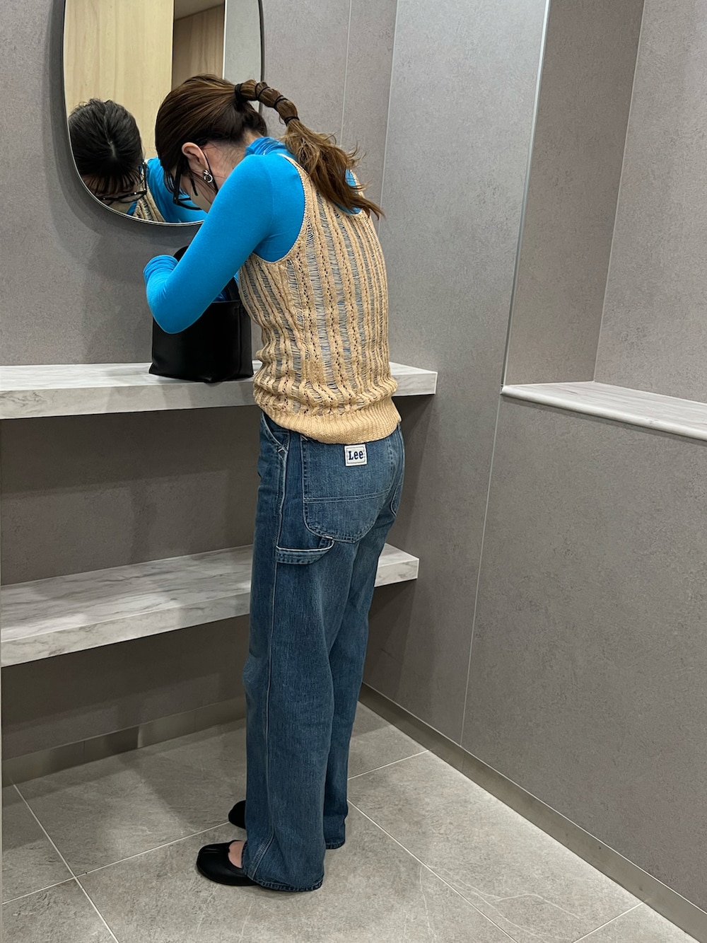 「大人カジュアル、シンプルコーデ、レイヤードスタイル、春コーデ、カラーコーデ、LEE、デニムパンツ、ペインターパンツ、sanself、chiiiibag、ブルー、ベージュ、足袋バレエ、メガネ女子、休日スタイル」｜「Leeのペインター ワイドデニムパンツ（デニムパンツ、ブルー系）」を使った、M★★★さん（骨格ストレート・レディース・156cm）の春コーディネートの3枚目の写真