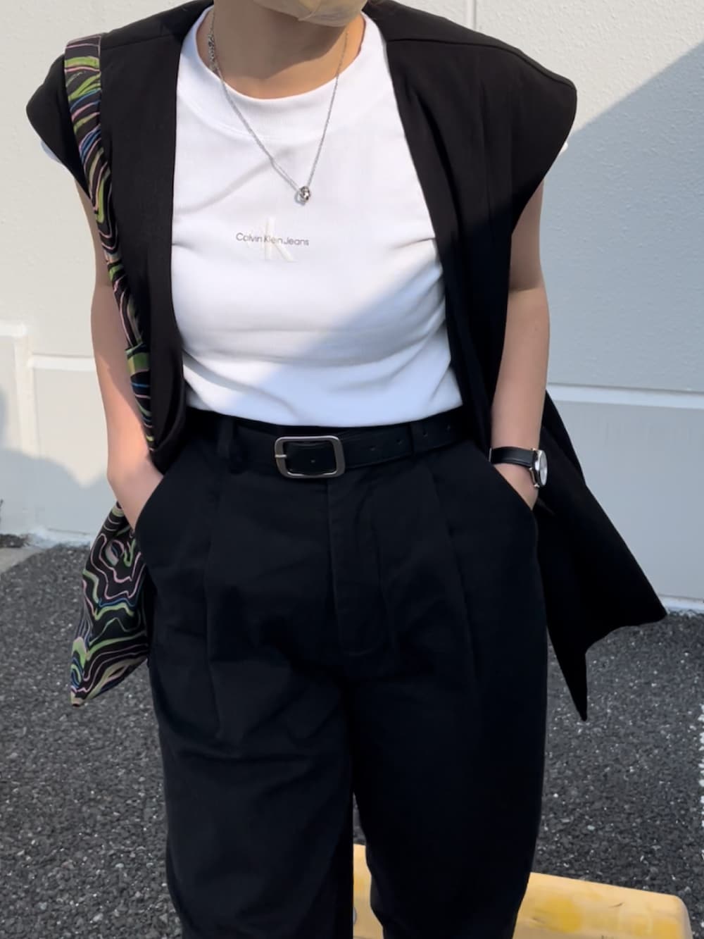 「モノトーン、シンプルコーデ、カジュアルコーデ、大人カジュアル、メンズライク、Calvin Klein、Tシャツ、休日スタイル、春コーデ、夏コーデ、ベスト、トートバッグ、メガネ女子、スニーカー、ロゴT」｜「Calvin Kleinのモノグラム ロゴ ベイビーTシャツ（Tシャツ/カットソー、ホワイト系）」を使った、M★★★さん（骨格ストレート・レディース・156cm）の春コーディネートの2枚目の写真