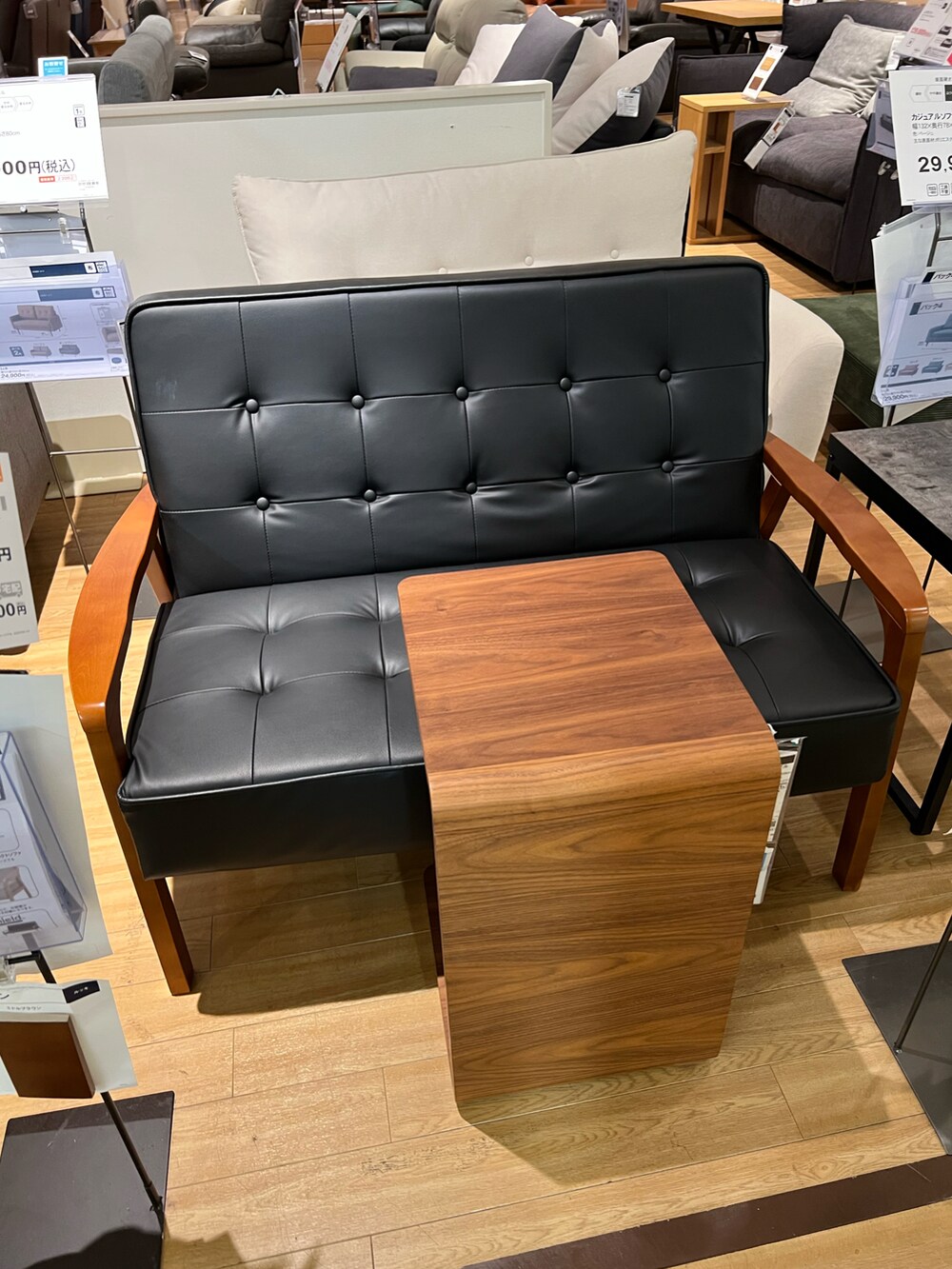 ブラック系のTシャツ/カットソー、ブラック系のスカート、ブラック系のハンドバッグを着用したレディースの春コーディネートの3枚目の写真