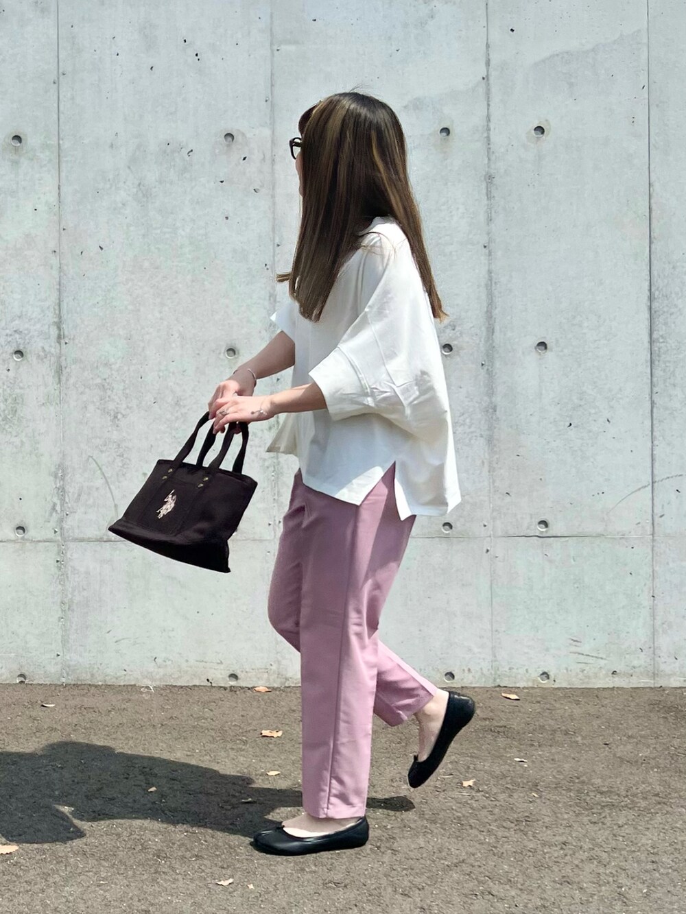 ホワイト系のTシャツ/カットソー、ブラック系のトートバッグ、ピンク系のその他パンツを着用したレディースの春コーディネートの2枚目の写真