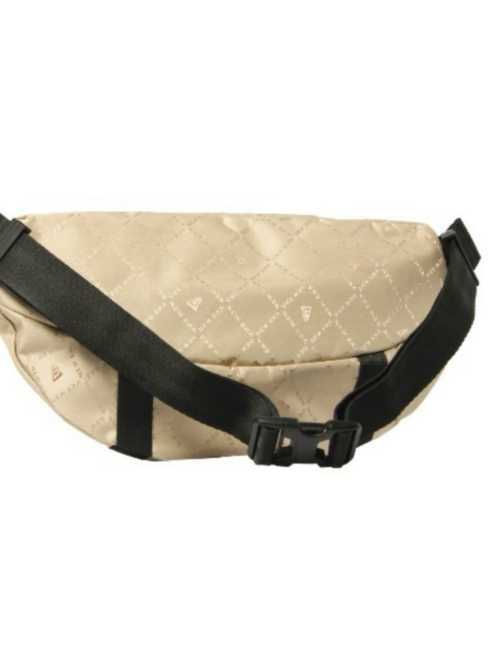 ブラック系のワンピース、ブルー系のデニムジャケット、ブラック系のスニーカーを着用したレディースの秋コーディネートの4枚目の写真