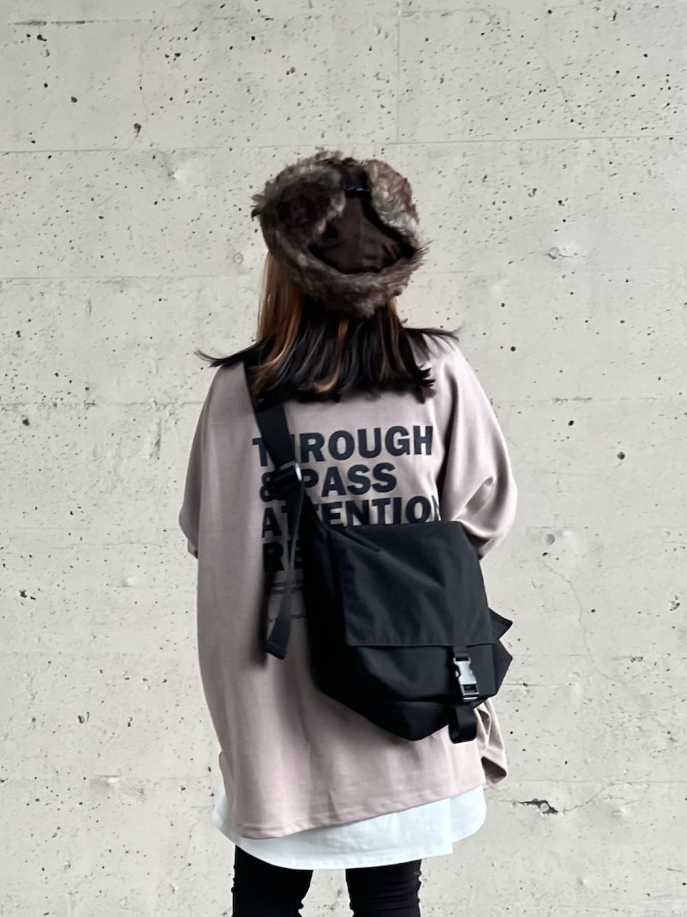 グレー系のスウェット、ホワイト系のキャミソール、ブラック系のスニーカーを着用したレディースの秋コーディネートの3枚目の写真