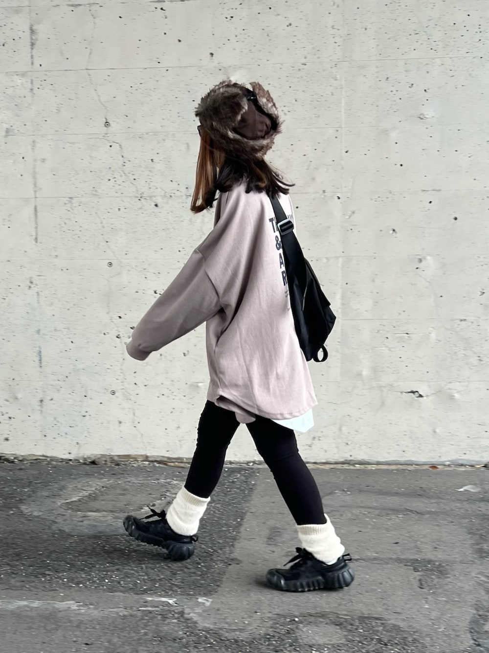 グレー系のスウェット、ホワイト系のキャミソール、ブラック系のスニーカーを着用したレディースの秋コーディネートの2枚目の写真