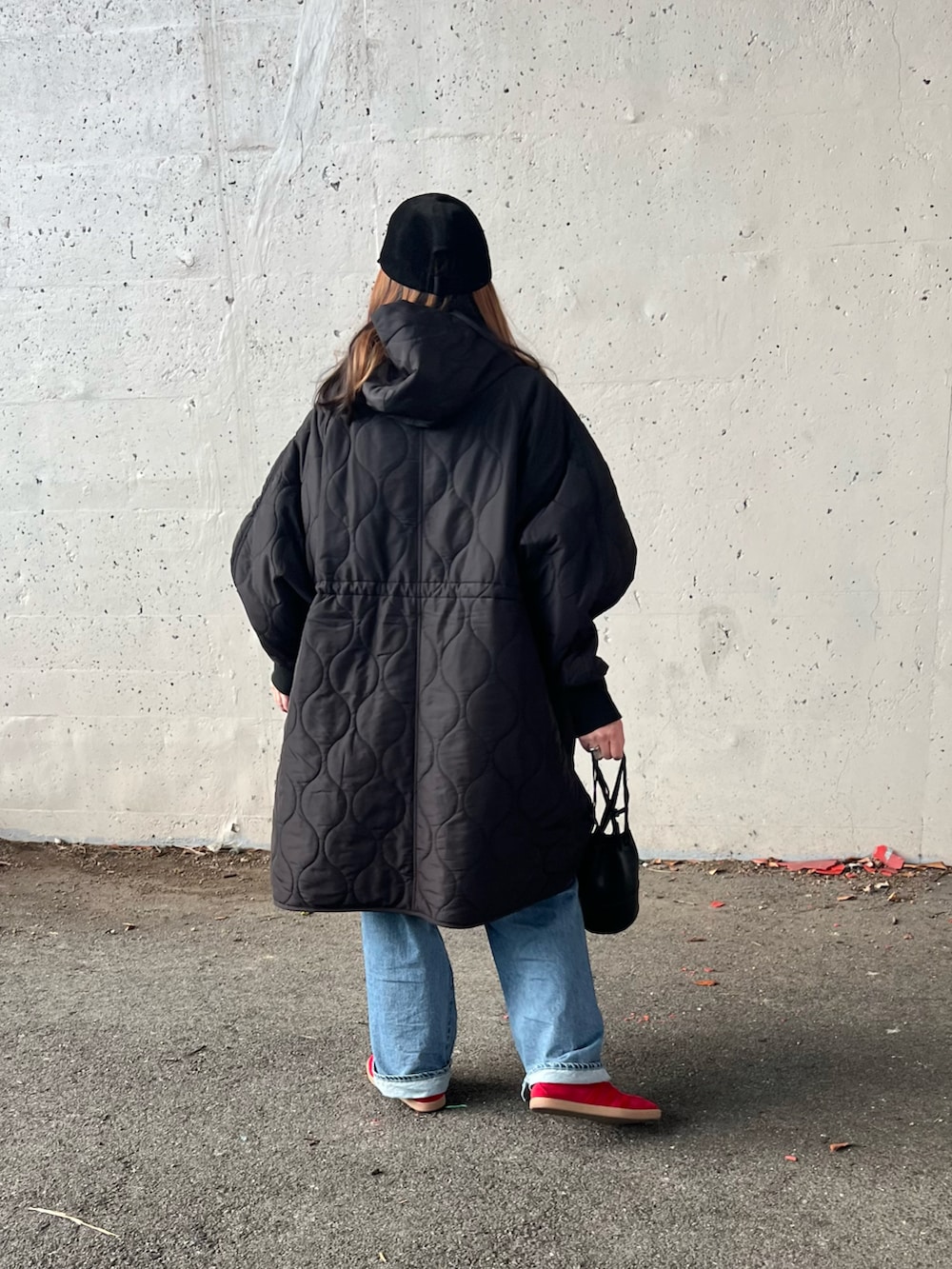 ブラック系のダウンジャケット/コート、ブルー系のデニムパンツ、ブラック系のその他を着用したレディースの冬コーディネートの4枚目の写真