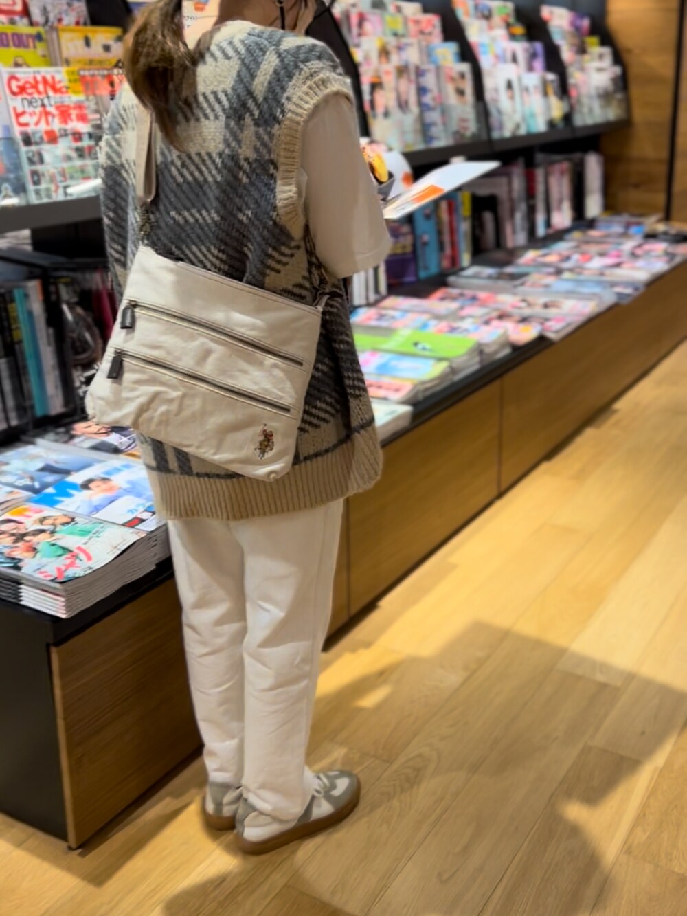 「シンプルコーデ、カジュアルコーデ、大人カジュアル、春コーデ、ベスト、ナチュラル、レトロ、ゆるコーデ、春夏コーデ、春ニット、レイヤードスタイル、休日スタイル、ショルダーバッグ、USポロ、サコッシュ」|「U.S. POLO ASSN.の【U.S. POLO ASSN.】 ユーエスポロアッスン Washed Cotton サコッシュバッグ USPA-2646(ショルダーバッグ、ホワイト系)」を使った、M★★★さん(骨格ストレート・レディース・156cm)の春コーディネートの2枚目の写真