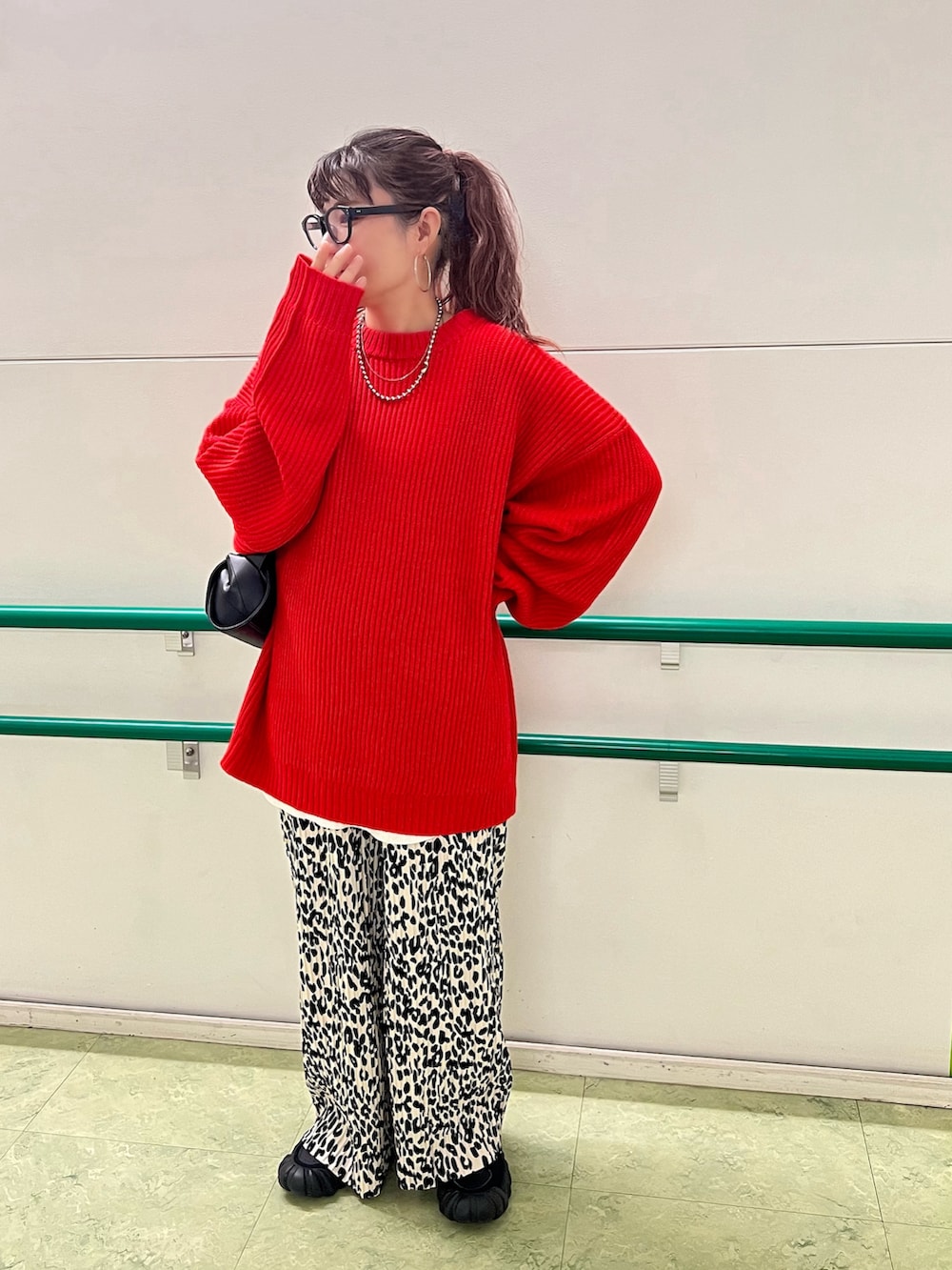 「レイヤードスタイル、秋コーデ、大人かわいい、赤、ニット、オーバーサイズ、ビッグシルエット、おでかけコーデ、休日スタイル、wee9s、reca、スニーカー、推し活、カジュアルコーデ、赤ニット」｜「wee9sのperfect silhouette super over knit / パーフェクトシルエットスーパーオーバーニット（ニット/セーター、レッド系）」を使った、M★★★さん（骨格ストレート・レディース・156cm）の秋コーディネートの2枚目の写真
