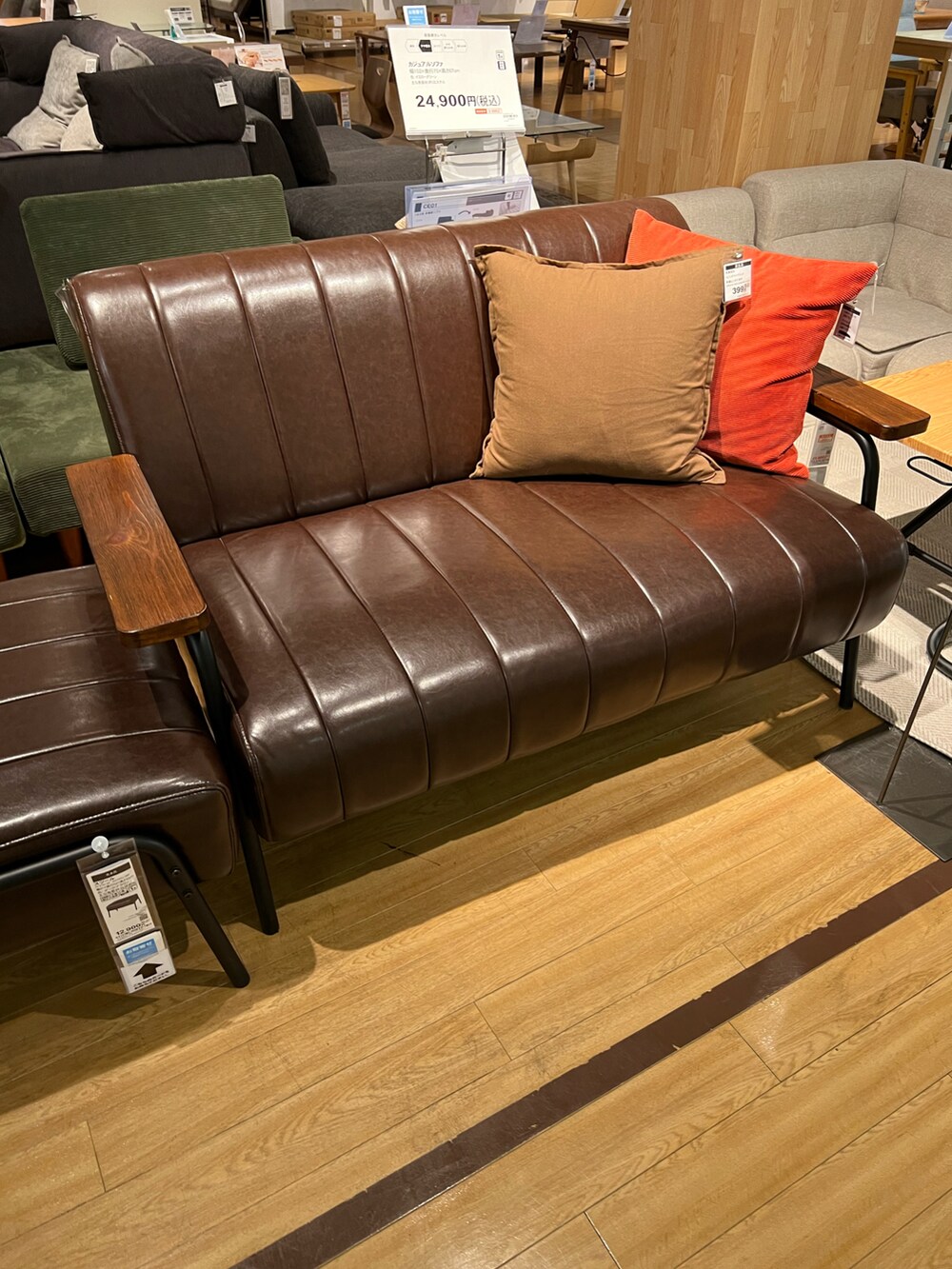 ブラック系のTシャツ/カットソー、ブラック系のスカート、ブラック系のハンドバッグを着用したレディースの春コーディネートの4枚目の写真