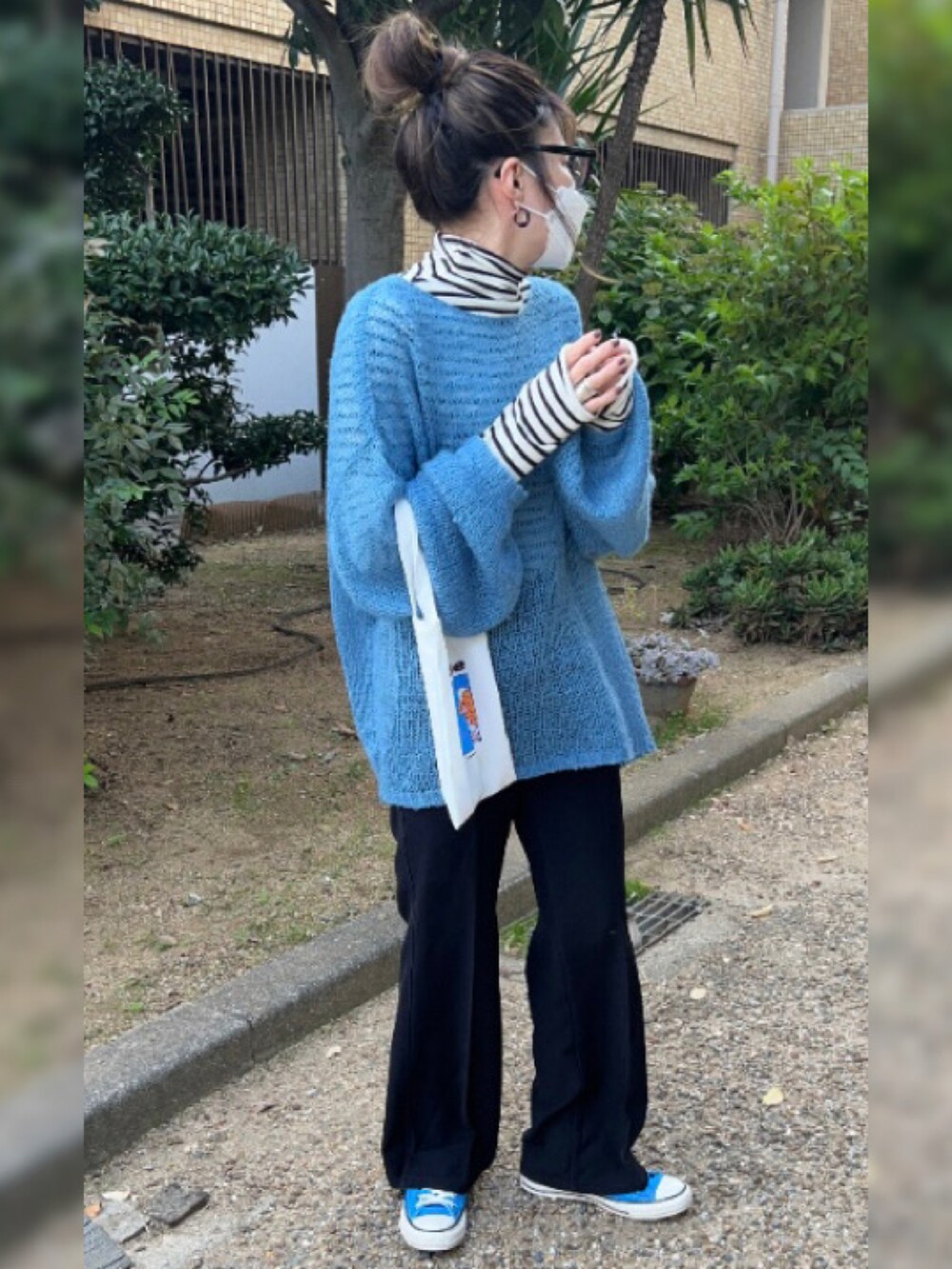 「シンプルコーデ、カジュアルコーデ、大人カジュアル、ブルー、スニーカー、ボーダー、休日コーデ、秋服コーデ、レイヤードスタイル、カラーコーデ、ママコーデ、パンツスタイル、メガネ女子、フレアパンツ、センタープレス」|「SOMETHINGのSOMETHING センタープレスハイウエストフレアトラウザーパンツ(その他パンツ、ブラック系)」を使った、M★★★さん(骨格ストレート・レディース・156cm)の秋コーディネートの2枚目の写真