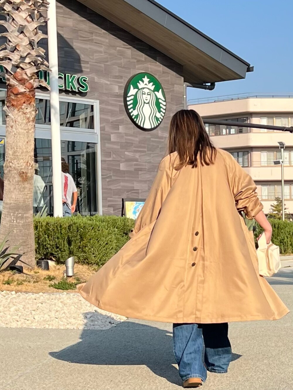 「春めき満開コーデ、ジャケット、春コーデ、休日スタイル、春カラー、大人女子、きれいめカジュアル、シンプルコーデ、ノーカラーコート、コート、ベージュ、LBC、STARTING OVER、シャツスタイル、爽やかコーデ」｜「LBCのノーカラーガンパッチゆるコート（ノーカラーコート、ベージュ系）」を使った、M★★★さん（骨格ストレート・レディース・156cm）の春コーディネートの5枚目の写真