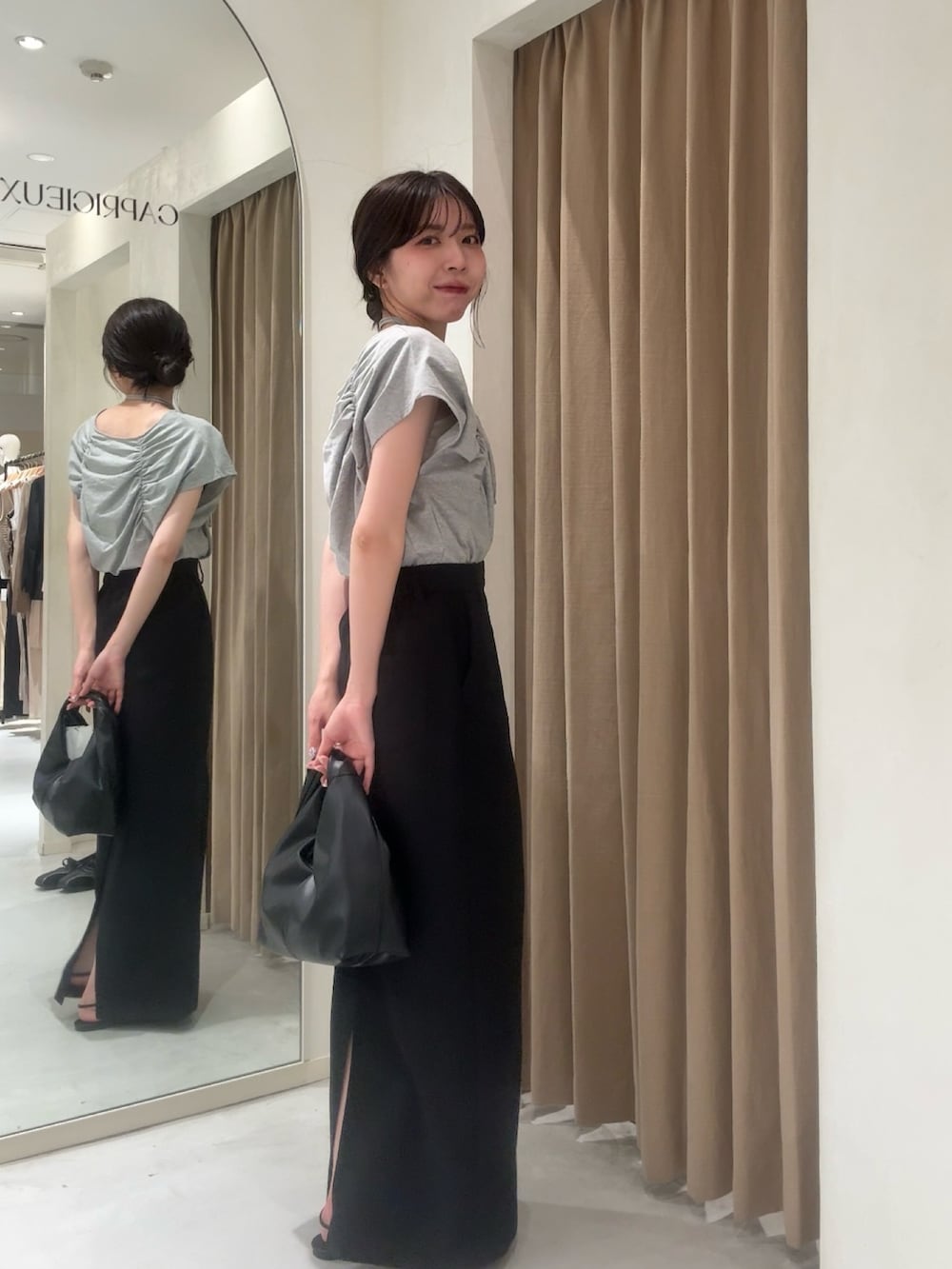 「韓国ファッション、Tシャツ、春夏コーデ、シンプルコーデ、きれいめカジュアル、休日スタイル、チョーカー、お出かけコーデ、マキシスカート、タイトスカート、雨の日コーデ、モノトーン、大人カジュアル」｜「CAPRICIEUX LE'MAGEのギャザーフレンチTシャツ（Tシャツ/カットソー、グレー系）」を使った、mana_lemageさん（レディース・161cm）の春コーディネートの3枚目の写真
