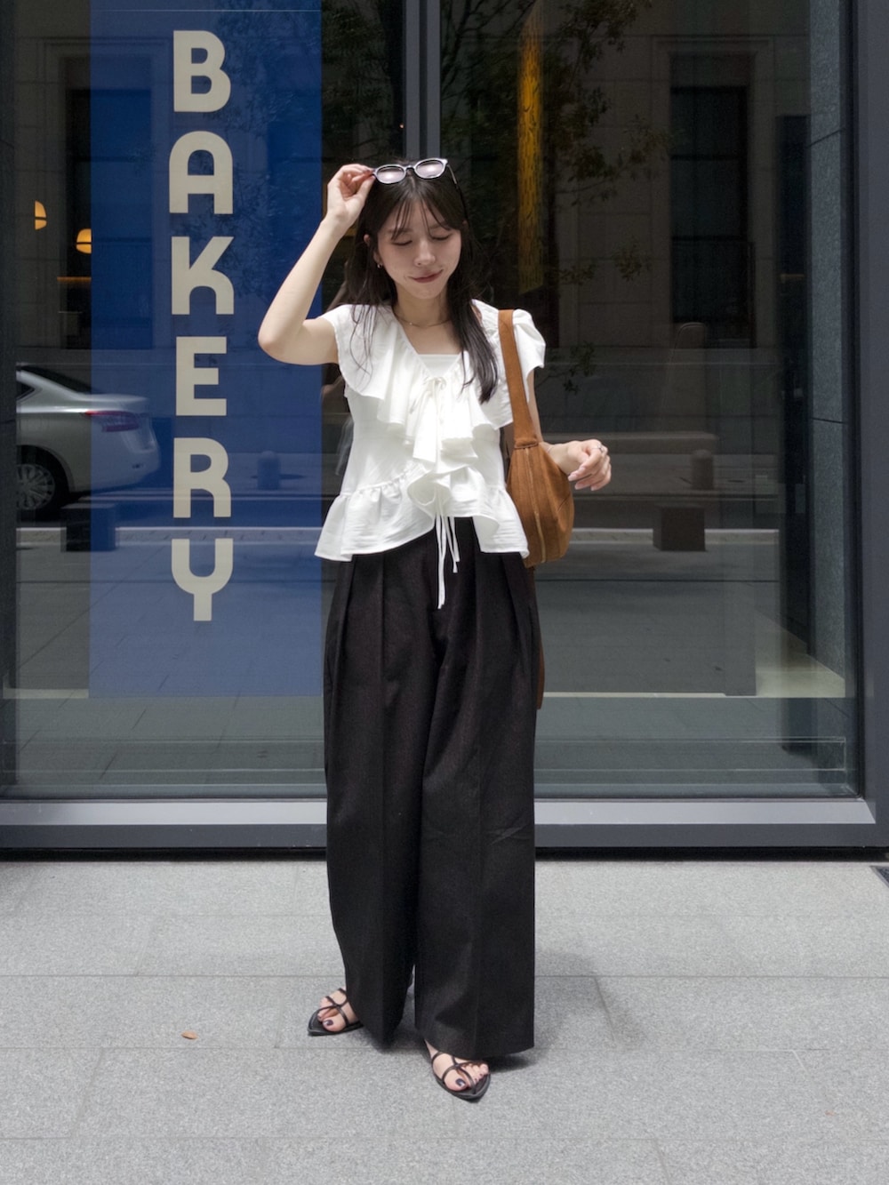 「モノトーン、ブラウス、ワイドパンツ、夏ルックで気分アップ、休日スタイル、フリルトップス、きれいめカジュアル、夏コーデ、韓国ファッション、ショルダーバッグ、お出かけコーデ」｜「CAPRICIEUX LE'MAGEのフリルカラーブラウス（シャツ/ブラウス、ホワイト系）」を使った、mana_lemageさん（レディース・161cm）の夏コーディネートの2枚目の写真