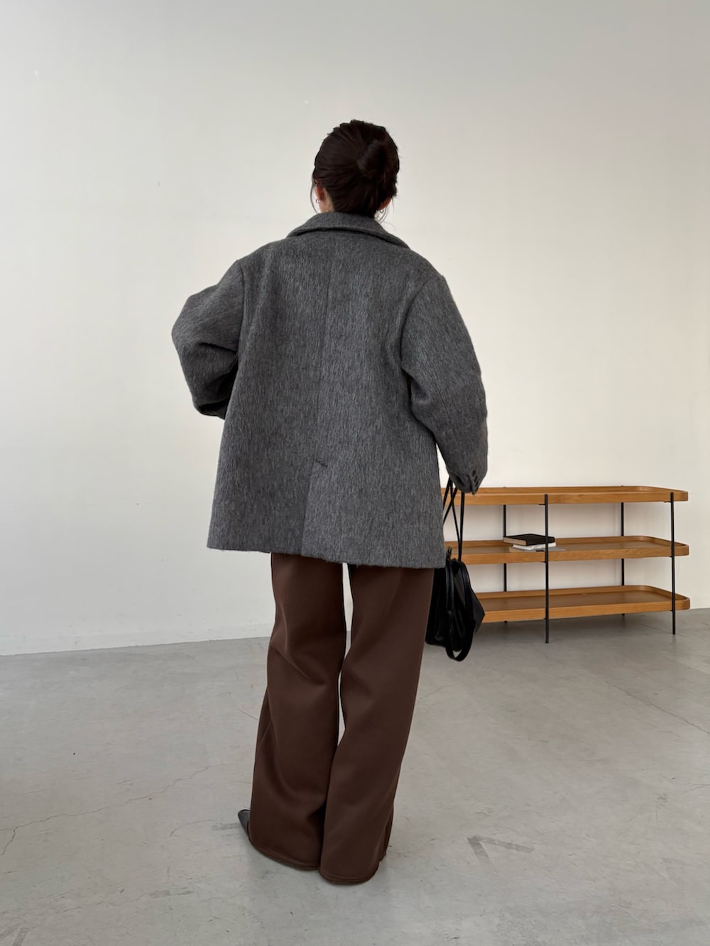 グレー系のその他アウター、ホワイト系のニット/セーター、ブラウン系のその他パンツを着用したレディースの秋コーディネートの4枚目の写真