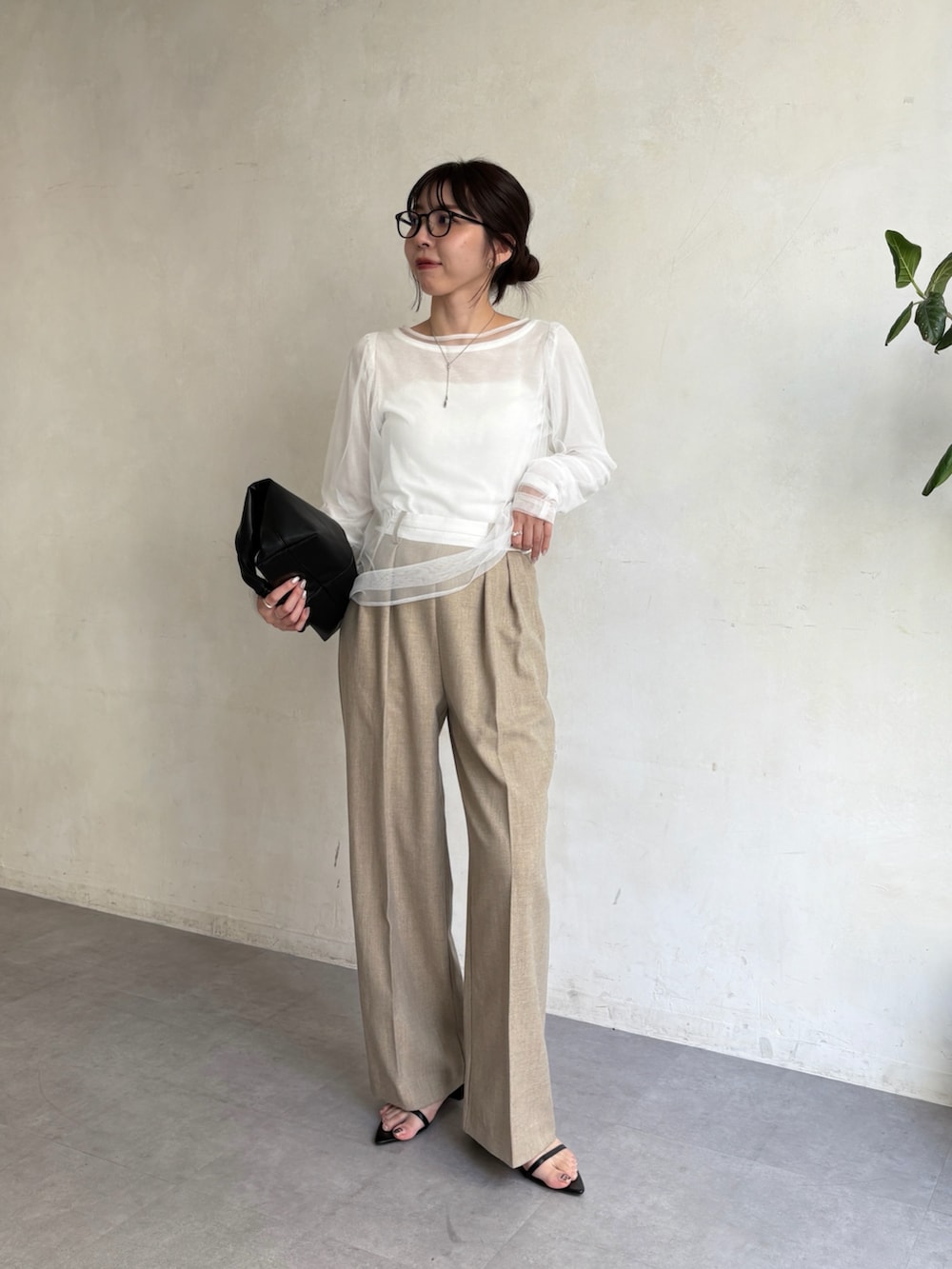 「休日スタイル、チュール、レイヤードスタイル、今日のコーデ、メガネ女子、シンプルコーデ、淡色コーデ、春色、きれいめカジュアル、大人カジュアル、オトナ女子」｜「CAPRICIEUX LE'MAGEの2SETチュールロンT（Tシャツ/カットソー、ホワイト系）」を使った、mana_lemageさん（レディース・161cm）の春コーディネートの2枚目の写真