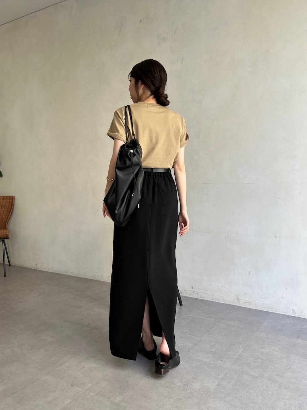 「春のおしゃ見えテクニック、春服みてみて、お出かけコーデ、大人カジュアル、休日スタイル、Tシャツ、ロゴT、タイトスカート、オトナ女子、スポーツミックス」｜「CAPRICIEUX LE'MAGEのLE'MAGE 1ポイントＴシャツ（Tシャツ/カットソー、ベージュ系）」を使った、mana_lemageさん（レディース・161cm）の春コーディネートの3枚目の写真