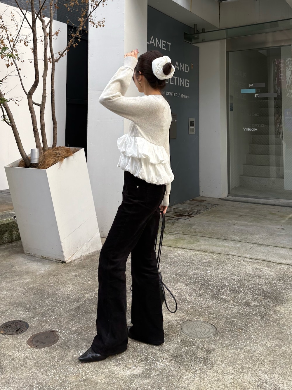 グレー系のニット/セーター、ブラック系のその他パンツ、ブラック系のショルダーバッグを着用したレディースの秋コーディネートの3枚目の写真