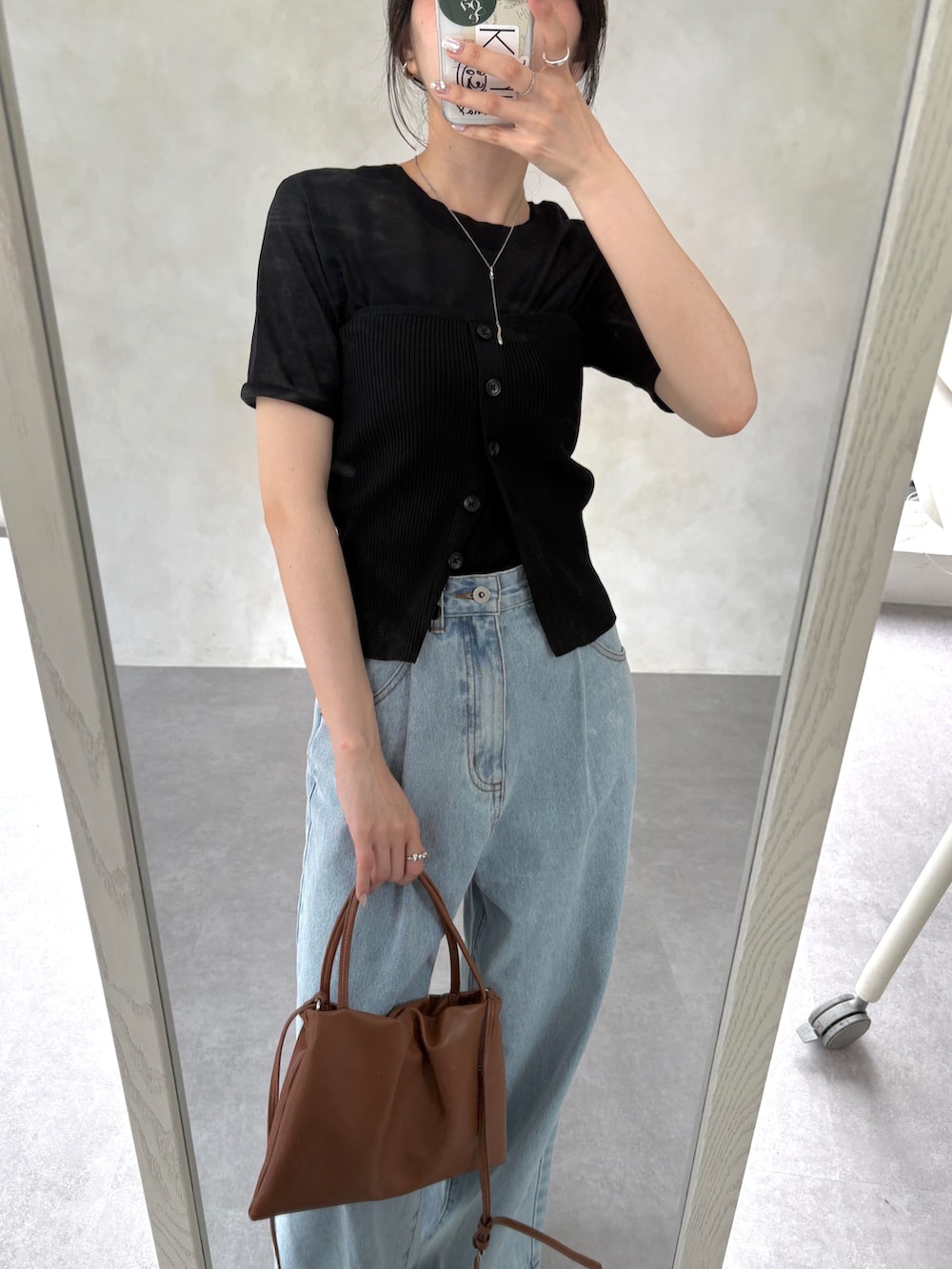 「ワイドパンツ、サンダル、シアートップス、お出かけコーデ、ビスチェ、レイヤードスタイル、デニム、半袖ニット、韓国ファッション、大人カジュアル、オトナ女子」｜「CAPRICIEUX LE'MAGEのビスチェSETシアーニットプルオーバー（ニット/セーター、ブラック系）」を使った、mana_lemageさん（レディース・161cm）の春コーディネートの3枚目の写真