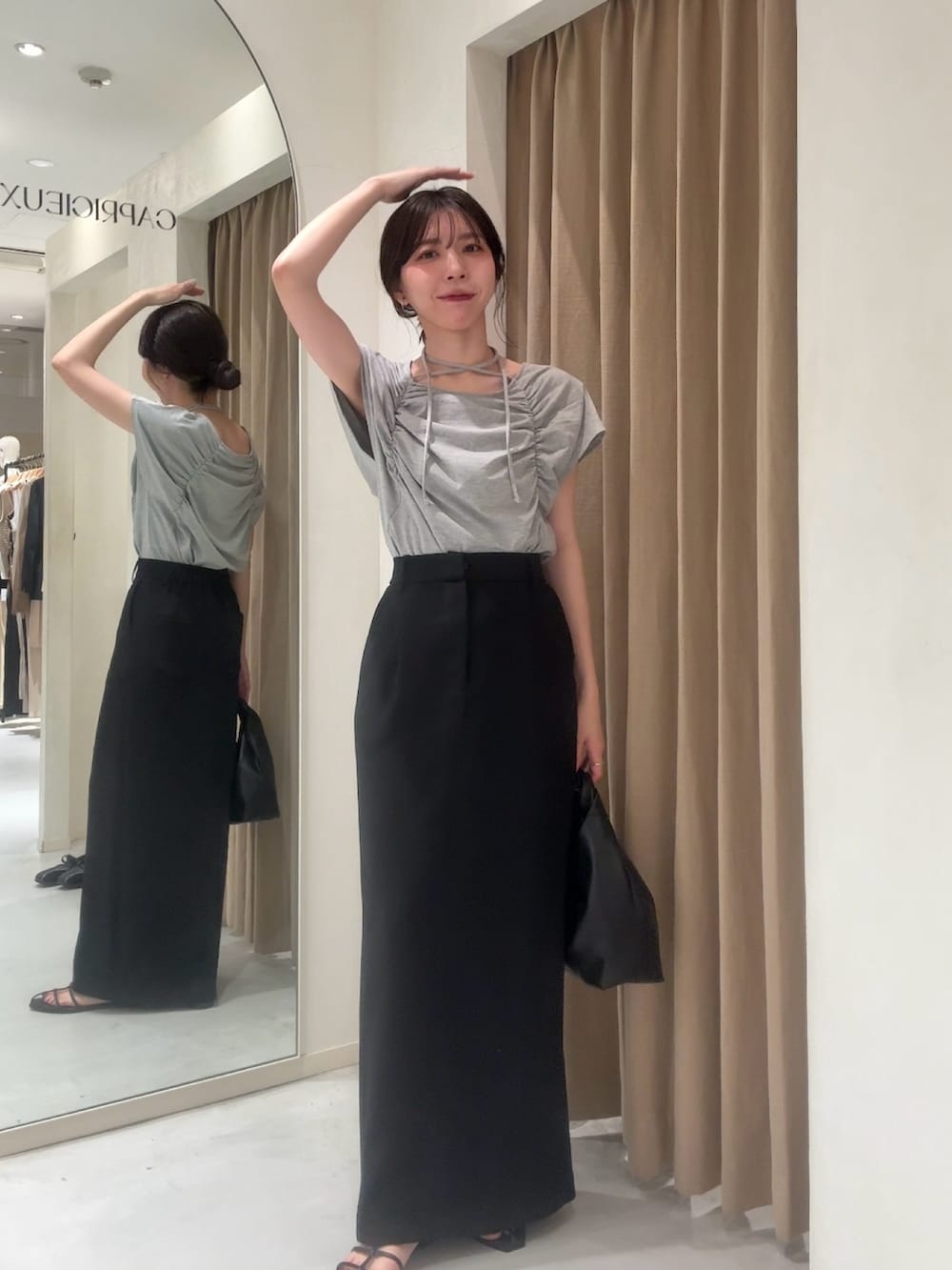 「韓国ファッション、Tシャツ、春夏コーデ、シンプルコーデ、きれいめカジュアル、休日スタイル、チョーカー、お出かけコーデ、マキシスカート、タイトスカート、雨の日コーデ、モノトーン、大人カジュアル」｜「CAPRICIEUX LE'MAGEのギャザーフレンチTシャツ（Tシャツ/カットソー、グレー系）」を使った、mana_lemageさん（レディース・161cm）の春コーディネートの2枚目の写真