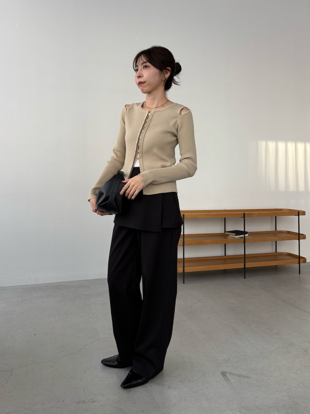 ベージュ系のカーディガン/ボレロ、ブラック系のその他パンツ、ブラック系のローファーを着用したレディースの冬コーディネートの3枚目の写真