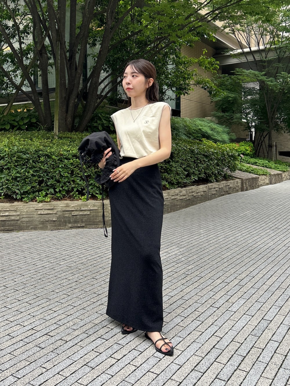 「ロゴT、Tシャツ、きれいめカジュアル、夏コーデ、さらっと晴れやかスナップ、サンダル、夏だ！Tシャツ着よう！、お出かけコーデ、大人カジュアル、オトナ女子、ラメ、タイトスカート」｜「CAPRICIEUX LE'MAGEの1ポイントノースリーブTシャツ（Tシャツ/カットソー、ベージュ系）」を使った、mana_lemageさん（レディース・161cm）の夏コーディネートの2枚目の写真